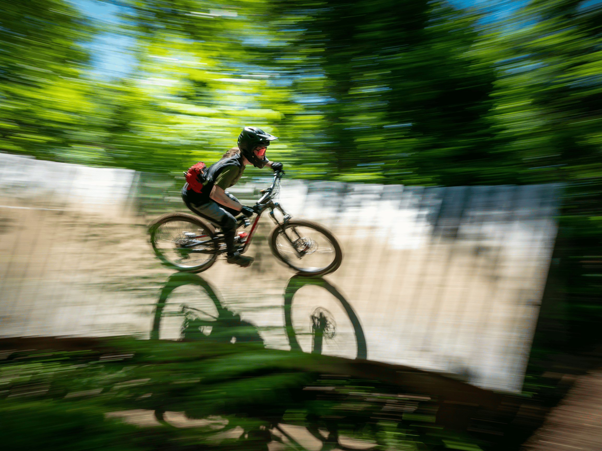 Cycliste sur un trottoir de bois incliné à la Vallée-Bras-du-Nord.