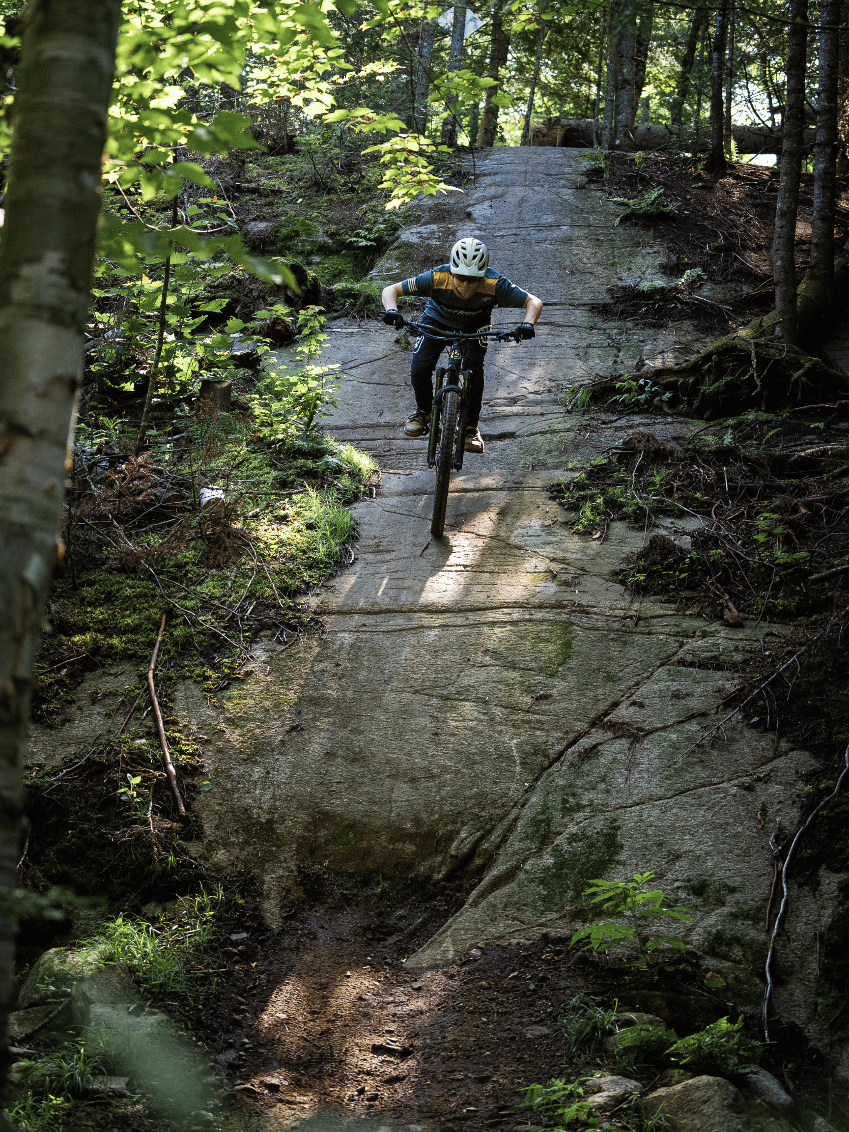 Cycliste descendant une paroi rocheuse dans la Vallée Bras-du-Nord.