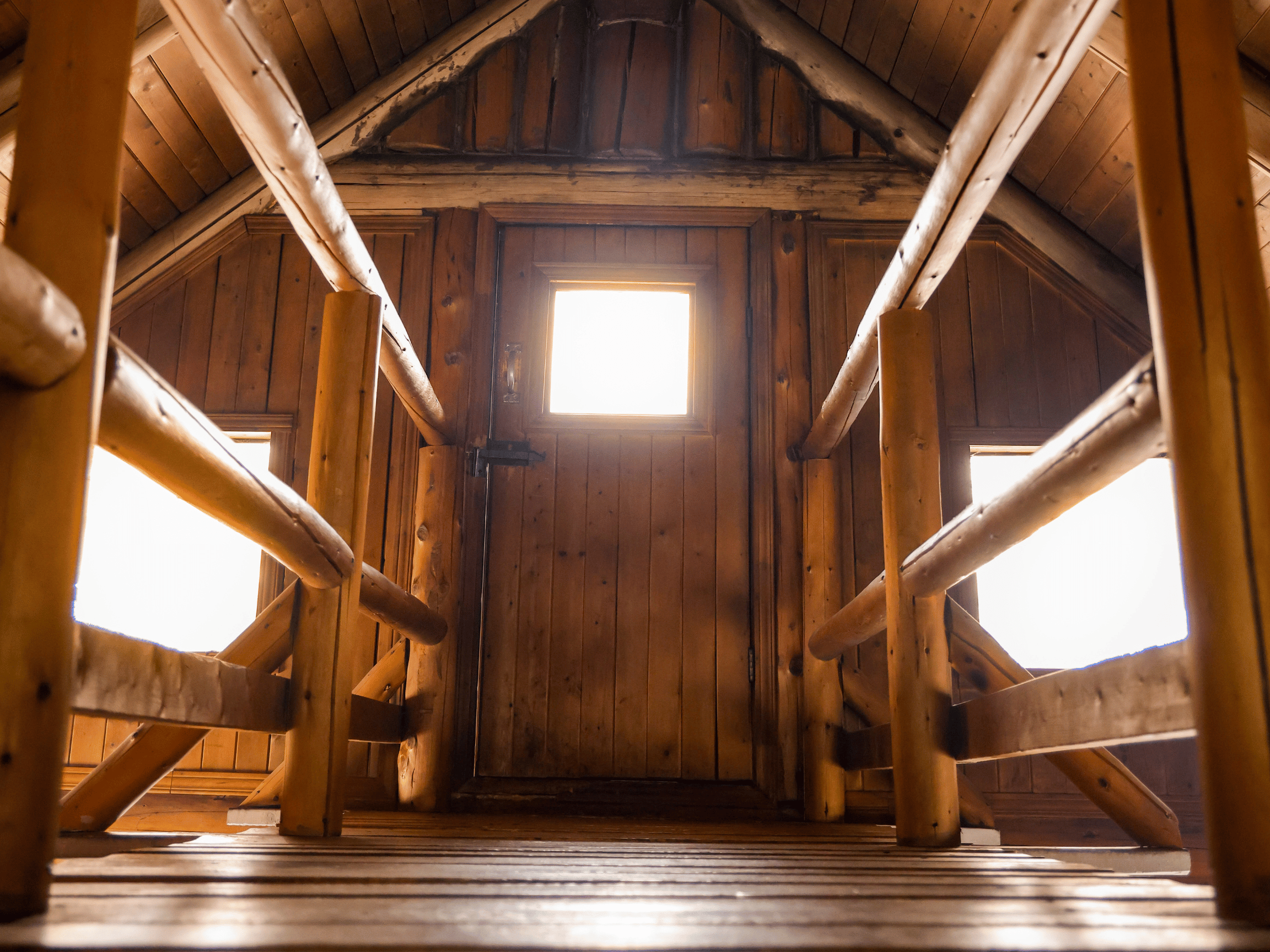 Intérieur en bois d’un chalet avec lumière naturelle, refuge confortable en forêt à la Vallée Bras-du-Nord, Québec