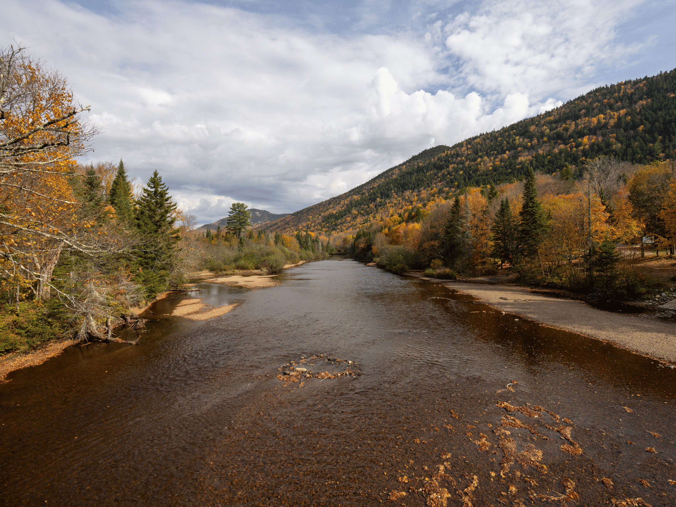 Rivière Bras-du-Nord entourée de montagnes et de forêt aux couleurs d’automne, destination plein air au Québec