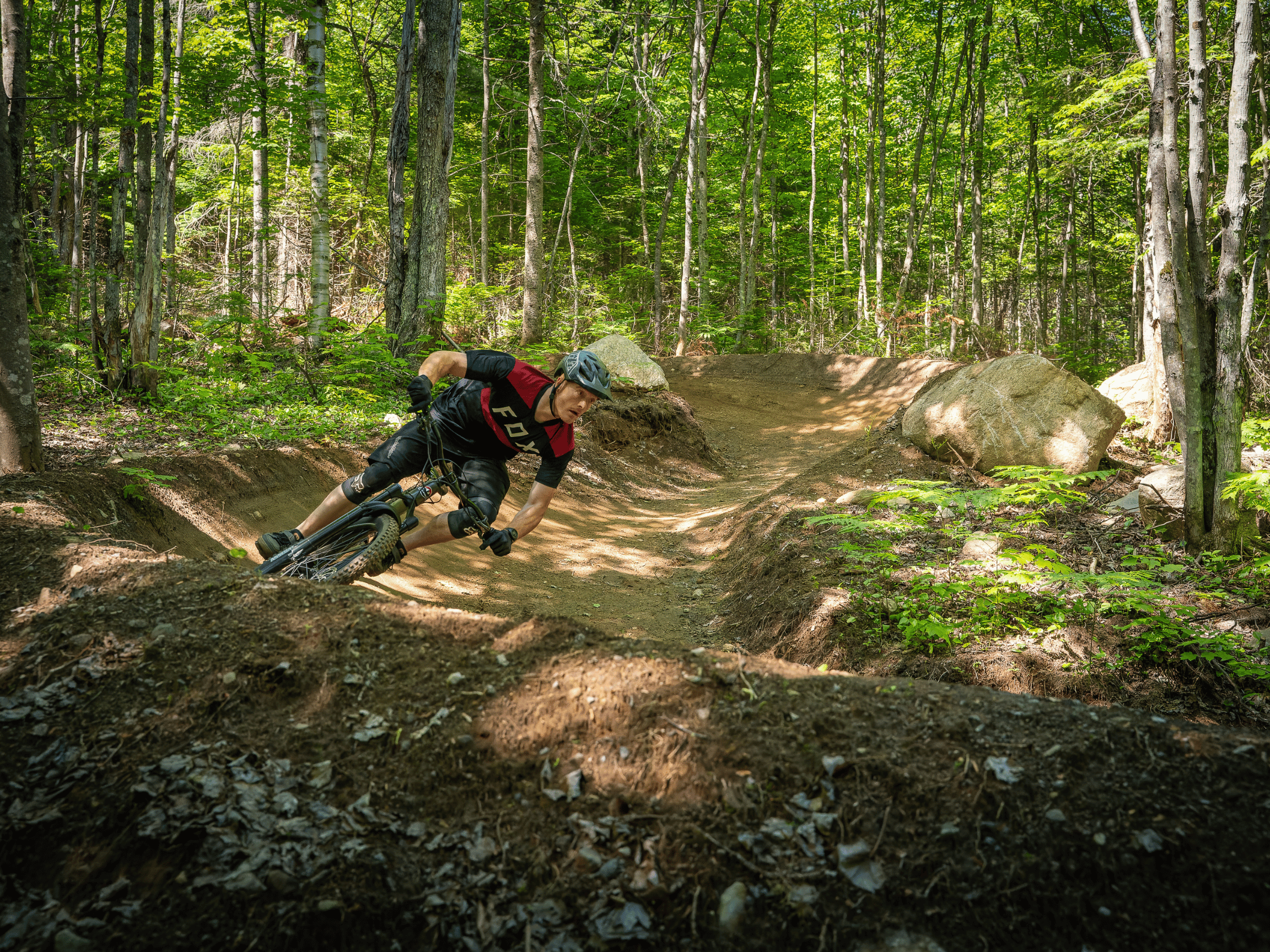 Cycliste dans un virage incliné à la Vallée Bras-du-Nord.