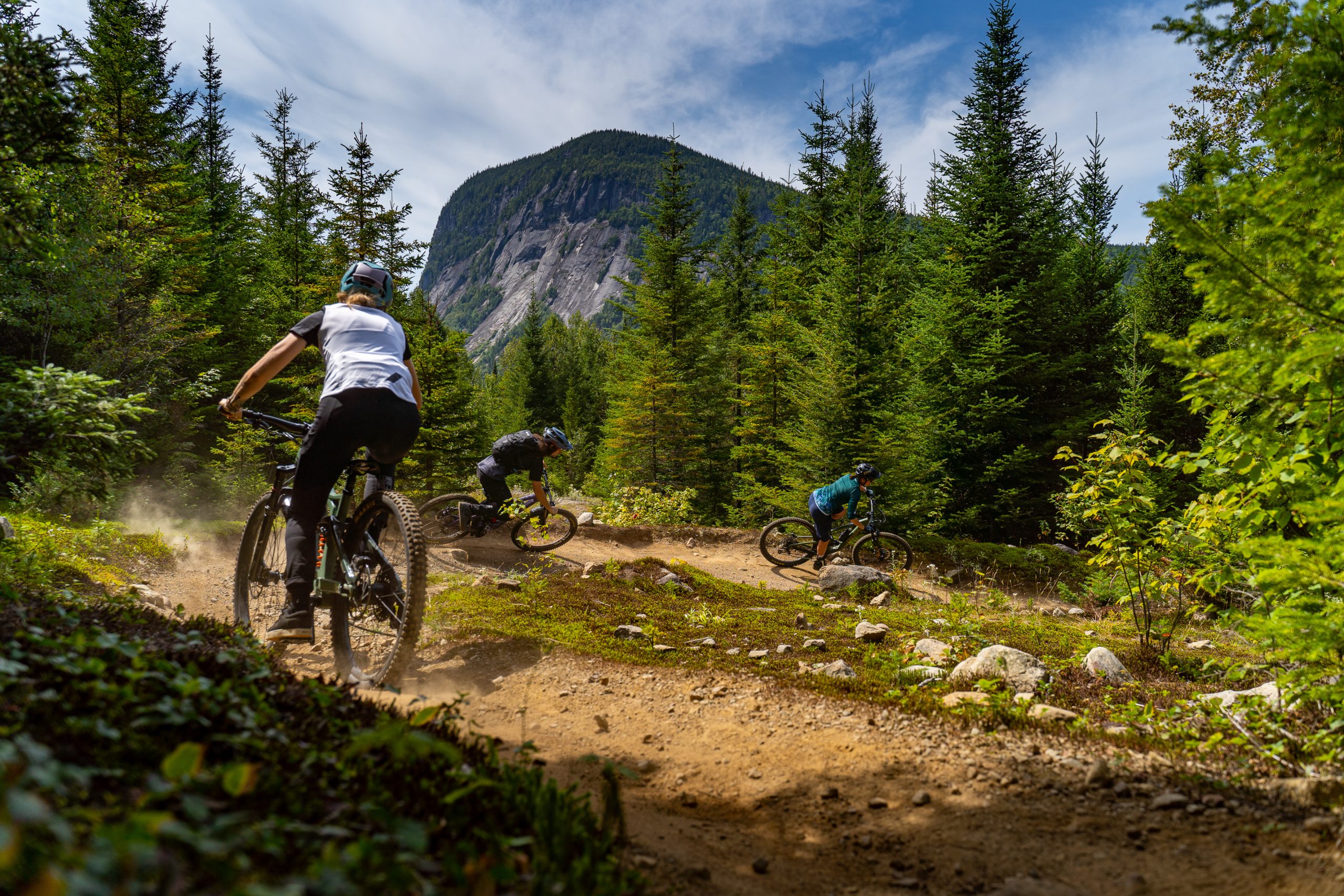 Group of cyclists taking a turn while enjoying an outdoor activity surrounded by nature, in the Neilson sector, ideal for adventure lovers and more experienced cyclists.
