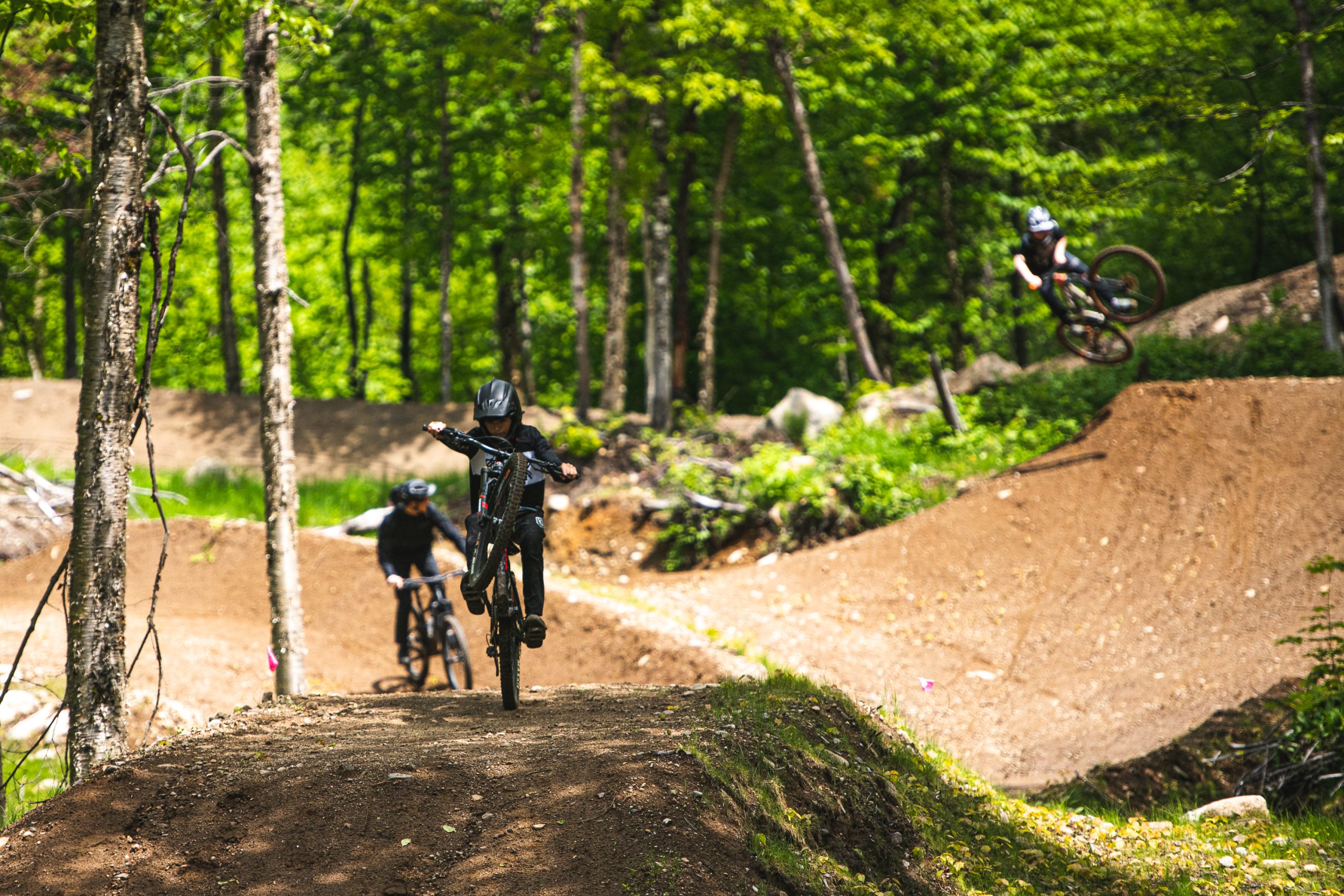 Three mountain bikers venture out on one of Quebec's most epic trails, the Godzilla, ideal for nature-lovers.