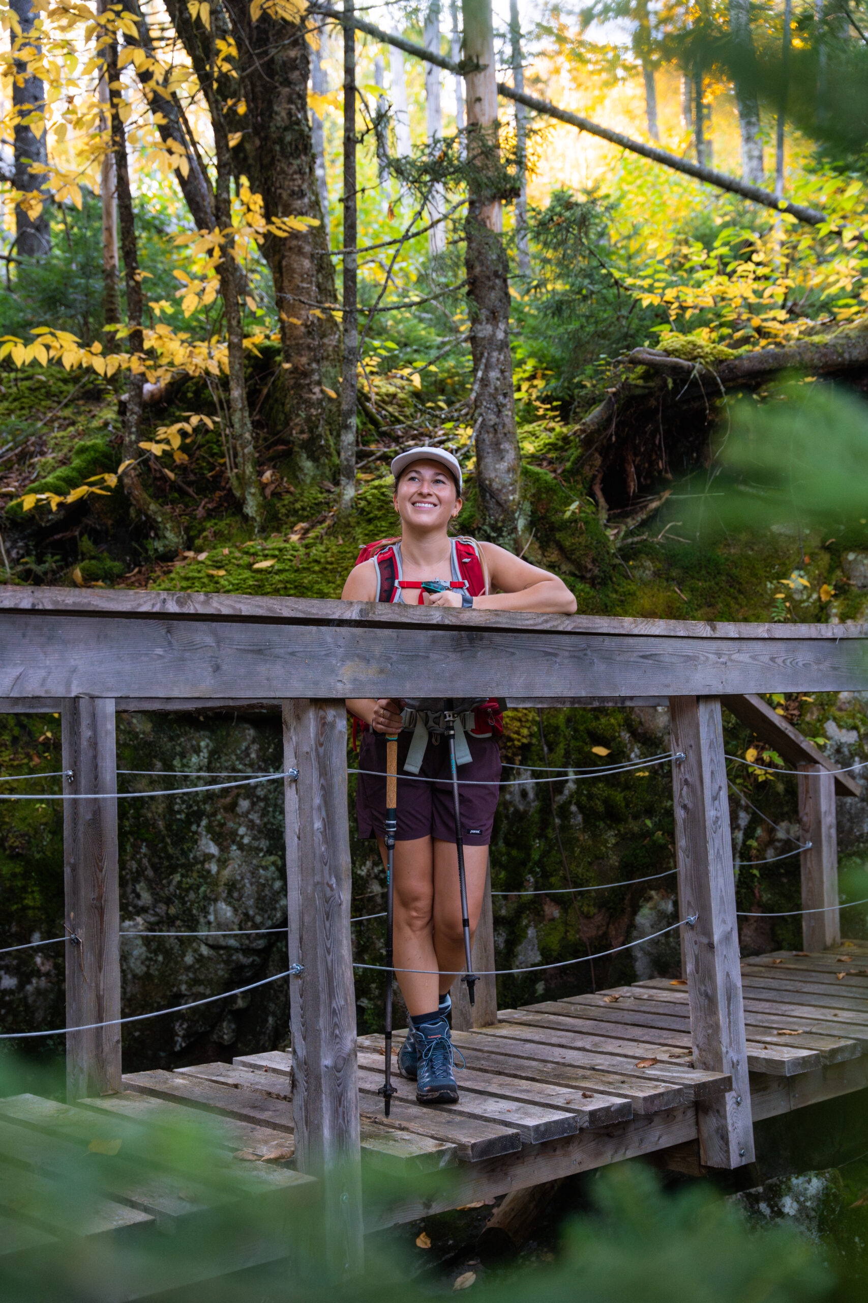 Jeune femme profitant d'un moment de calme sur une passerelle au-dessus d'un ruisseau