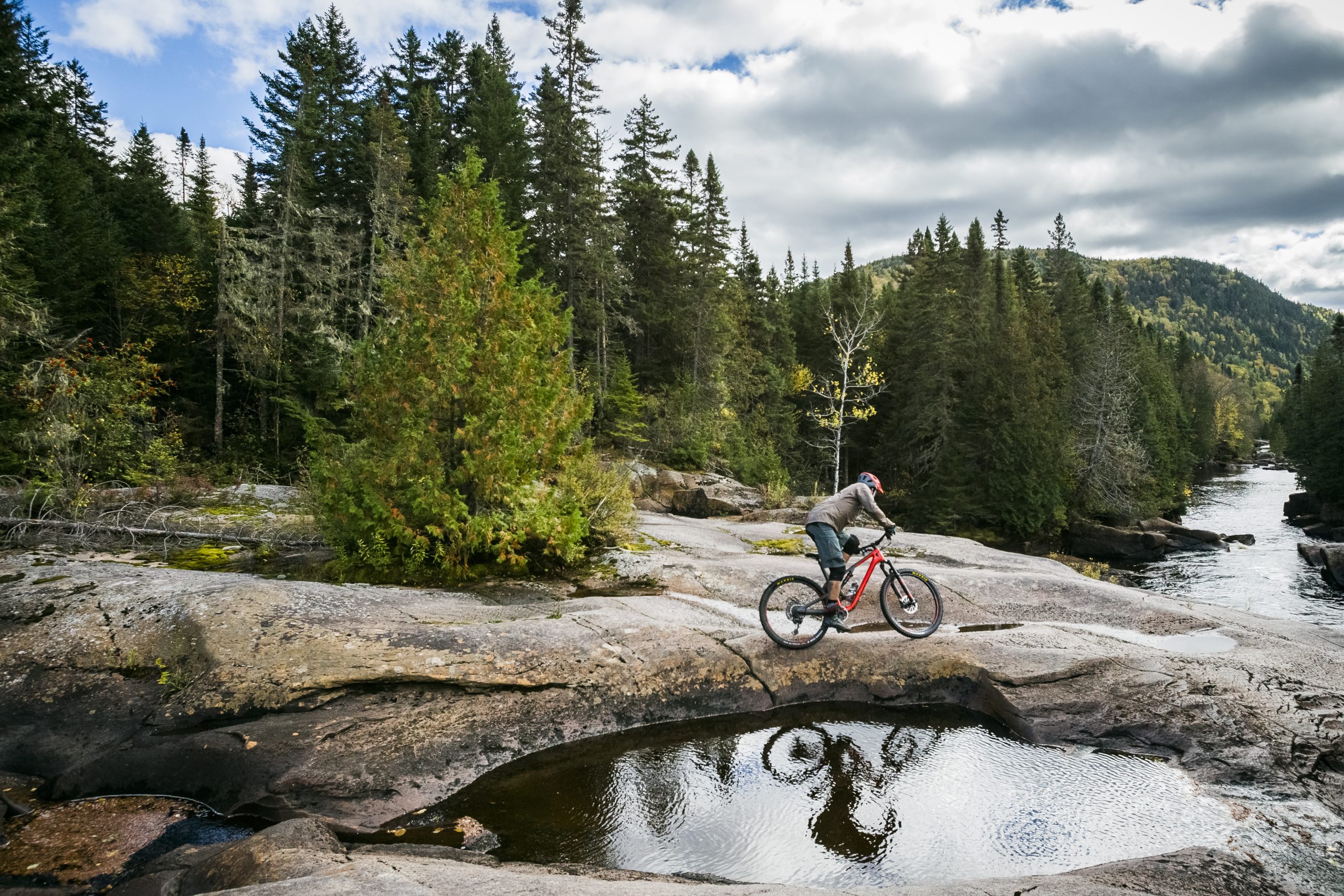 View of a cyclist enjoying an outdoor activity surrounded by nature, in the Neilson sector, ideal for adventure enthusiasts and more experienced cyclists.