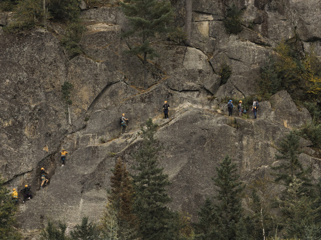 Grimpeurs évoluant sur une paroi rocheuse dans un site de via ferrata