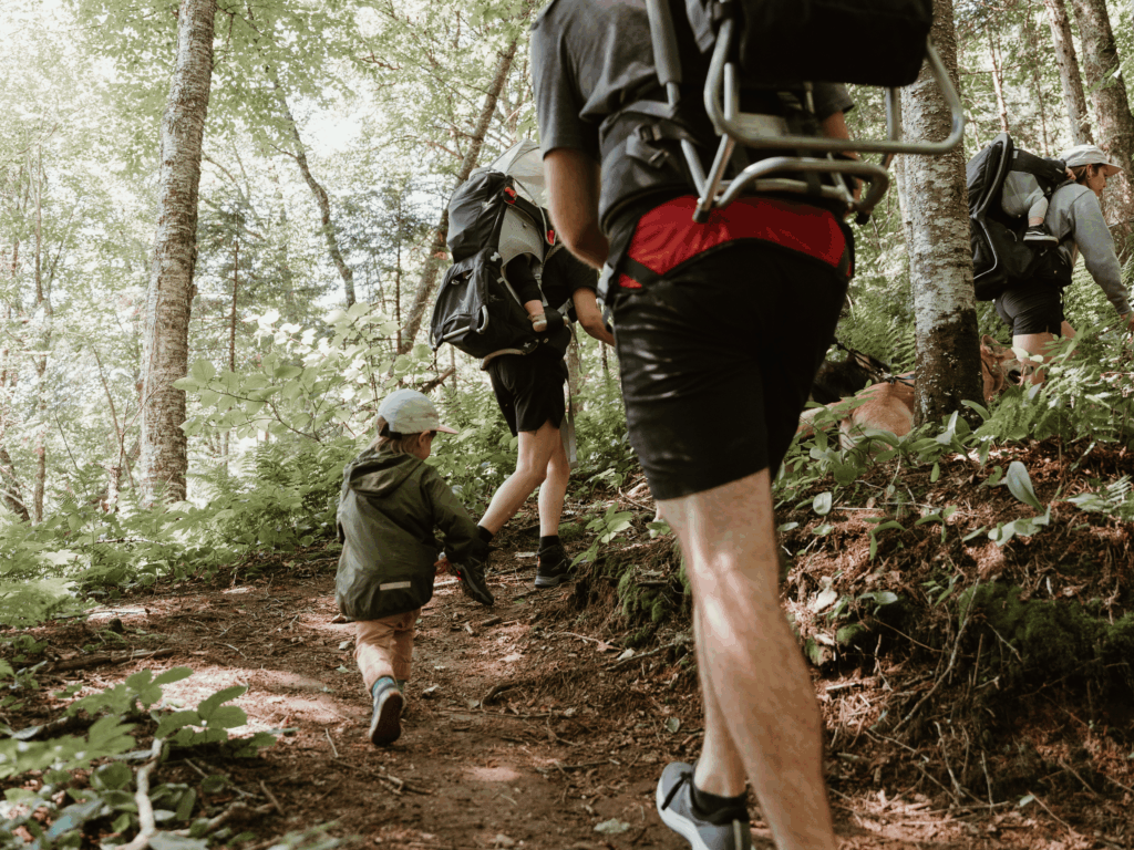 Famille en randonnée en forêt à la Vallée Bras-du-Nord, activité accessible avec enfants