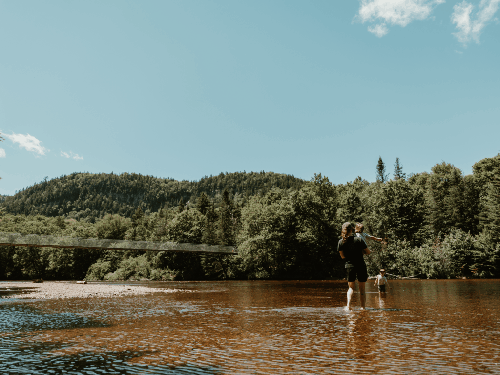 Famille profitant de la rivière Bras-du-Nord, moment de détente en nature près de Québec