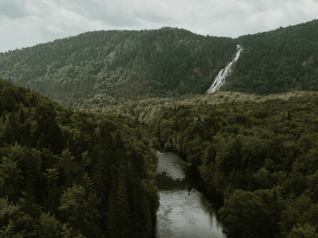 Vue sur la vallée, la rivière Bras-du-Nord et une cascade sous un ciel couvert, illustrant qu'une journée nuageuse peut être spectaculaire en plein air.